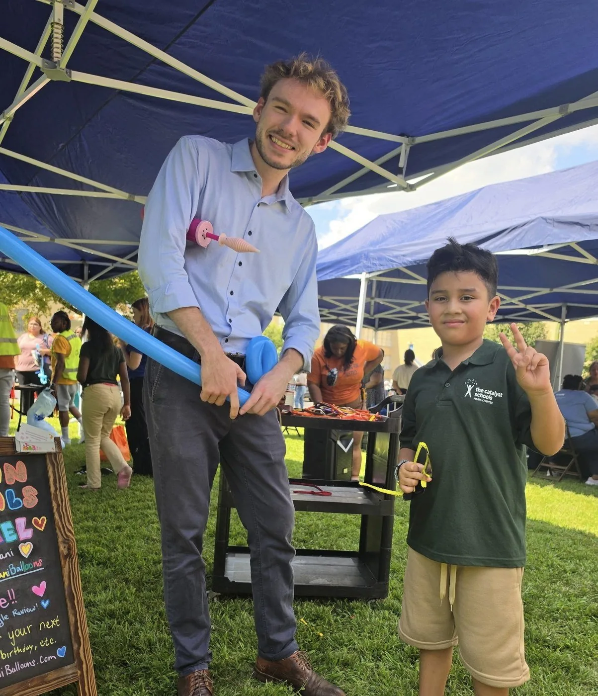 Michael Romani performing balloon twisting at a Chicago event